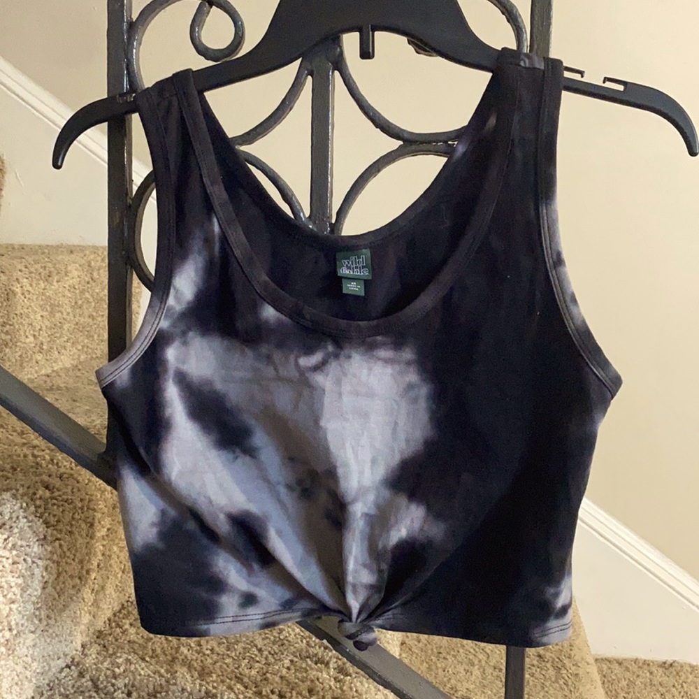 Black and gray tie dye tank.